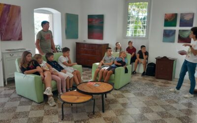 Posjet izložbi Katarine Ivanišin u Galeriji 120 u Janjini u okviru projektne nastave
